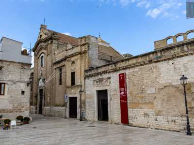 Raggiungiamo Santa Scolastica al Porto dalla fine della Muraglia